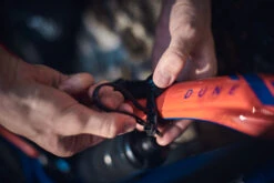 Fidlock TWIST Bouteille 590 + Base Uni 9 Fidlock TWIST Bouteille 590 + Base Uni -Vélo Accessoires Magasin 09620 TWIST Uni Base lifestyle 05