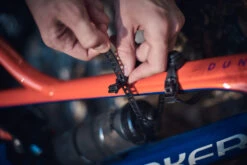 Fidlock TWIST Bouteille 590 + Base Uni 10 Fidlock TWIST Bouteille 590 + Base Uni -Vélo Accessoires Magasin 09620 TWIST Uni Base lifestyle 06