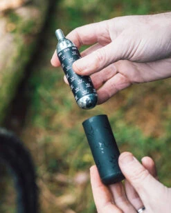 Peaty's Holeshot CO2 Cartridge Refill Pack - MTB (25g) 5er Pack -Vélo Accessoires Magasin 5060541583917PeatysHoleshotCO2CartridgeRefillPack MTB25g 5erPack 3