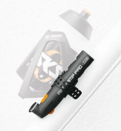 Pompe à CO² Airchamp Pro -Vélo Accessoires Magasin RS2103 10429 AIRCHAMP PRO with pump clip red