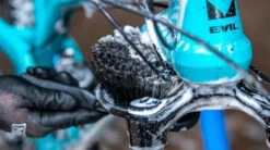 Muc-Off Brosse Soft Washing 8 Muc-Off Brosse Soft Washing -Vélo Accessoires Magasin Soft Wash Brush 01PDP Highlight 950x crop center